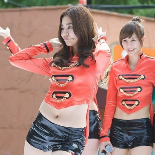 Cô nàng sở hữu đôi chân đẹp nhất Hàn Quốc UEE khiến fan phát hoảng vì eo "bánh mì" của cô. Cô nàng sở hữu đôi chân đẹp nhất Hàn Quốc UEE khiến fan phát hoảng vì eo "bánh mì" của cô.