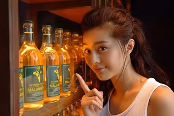 Vẻ đẹp tự nhiên ít ai sánh được với đôi mắt to, mũi cao và khuôn mặt rất tinh tế.