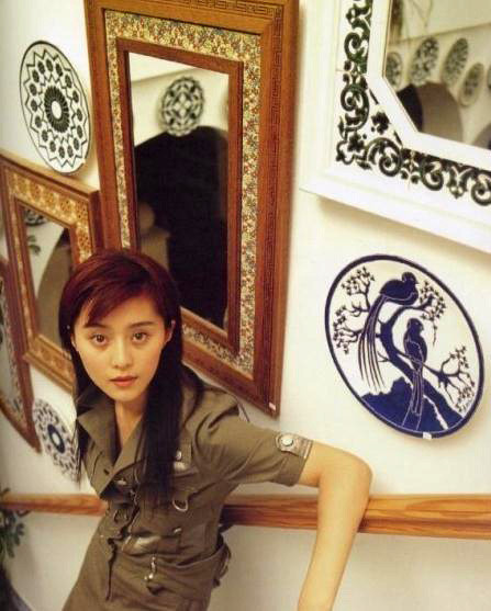 Tuy ít tuổi, nhưng nhan sắc của Phạm Băng Băng đã sánh ngang với đàn chị Triệu Vy, Lâm Tâm Như. Tuy ít tuổi, nhưng nhan sắc của Phạm Băng Băng đã sánh ngang với đàn chị Triệu Vy, Lâm Tâm Như.