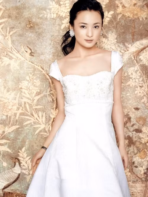 Đặc biệt với chiều cao 1m67, dáng người mảnh khảnh nên có thể nói Tưởng Cần Cần là một người đẹp hoàn mỹ từ khuôn mặt đến vóc dáng.