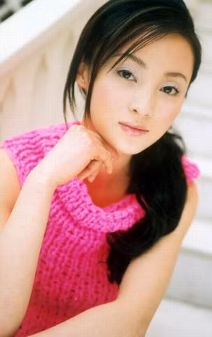 Gây ấn tượng với khuôn mặt thanh tú, cằm nhỏ, mũi cao và mang đặc trưng của phụ nữ Châu Á.