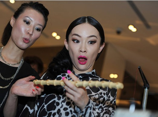 Hoắc Tư Yến và vẻ mặt không khác gì "yêu nữ". Hoắc Tư Yến và vẻ mặt không khác gì "yêu nữ".