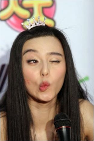 Đang đóng vai công chúa xinh xắn với vương miện nhỏ xinh nhưng hành động thế này thì không ai có thể "yêu nổi". Đang đóng vai công chúa xinh xắn với vương miện nhỏ xinh nhưng hành động thế này thì không ai có thể "yêu nổi".