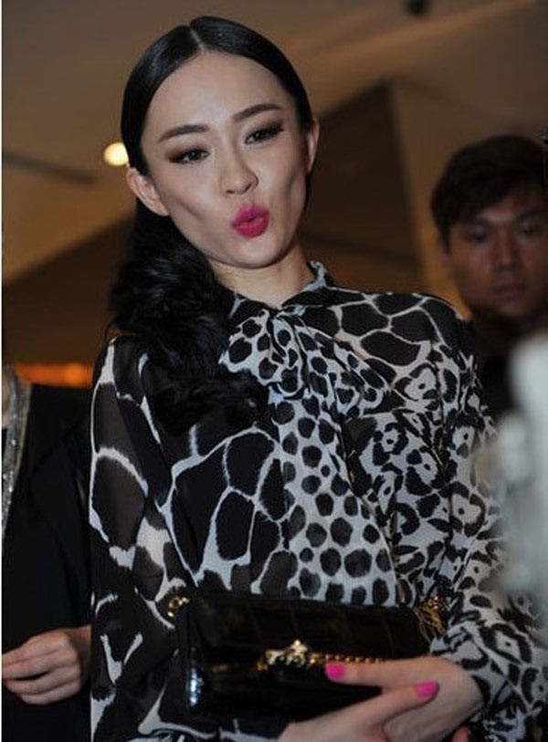 Sau phút giây ngạc nhiên thì cô nàng Hoắc Tư Yến lại vui vẻ chu môi, hóp má. Sau phút giây ngạc nhiên thì cô nàng Hoắc Tư Yến lại vui vẻ chu môi, hóp má.