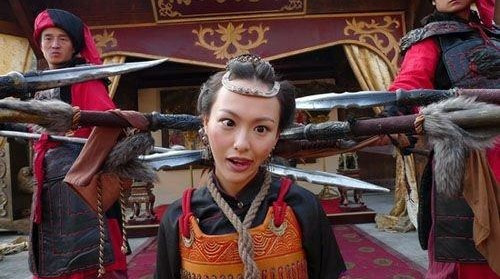 Đang bị bắt mà cô nàng Đường Yên vẫn vui vẻ bày trò. Đang bị bắt mà cô nàng Đường Yên vẫn vui vẻ bày trò.