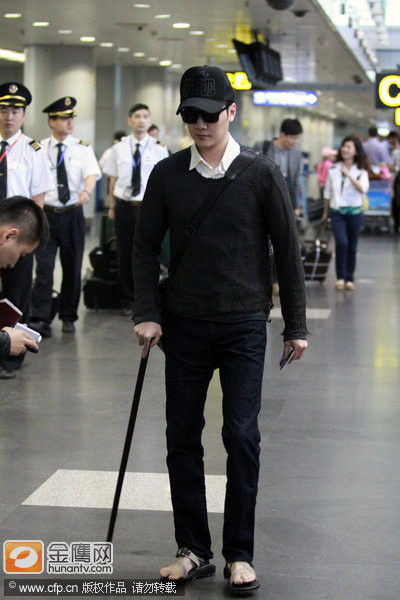 Với kính đen, gậy và chân đau khiến mọi người nghĩ đến đây là ông "thầy bói" Phùng Thiệu Phong. Với kính đen, gậy và chân đau khiến mọi người nghĩ đến đây là ông "thầy bói" Phùng Thiệu Phong.