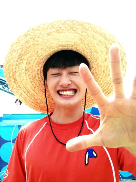 "Đừng chụp, đừng chụp mà....Eun Huyk chưa kịp chuẩn bị mà..." "Đừng chụp, đừng chụp mà....Eun Huyk chưa kịp chuẩn bị mà..."