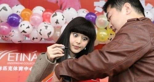 Chỉ ký tên thôi mà sao nàng "Kim Tỏa" phải trợn mắt như thế? Chỉ ký tên thôi mà sao nàng "Kim Tỏa" phải trợn mắt như thế?