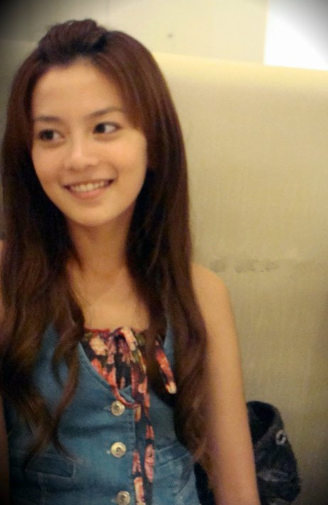 Khuôn mặt của Dụ Hồng Uyển khá nhỏ nhắn và những nét trên mặt đều rất thanh tú.