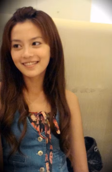 Khuôn mặt của Dụ Hồng Uyển khá nhỏ nhắn và những nét trên mặt đều rất thanh tú.