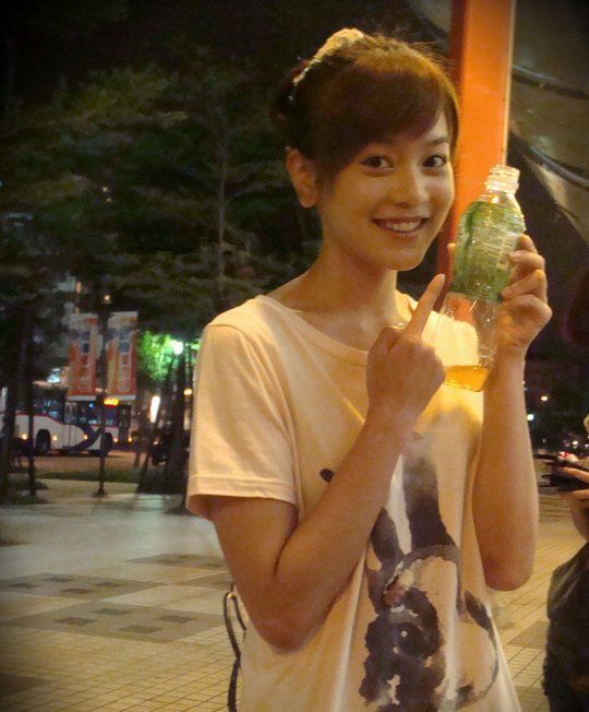 Trong lúc đó Dụ Hồng Uyển luôn rất giản dị trong đời sống bình thường.