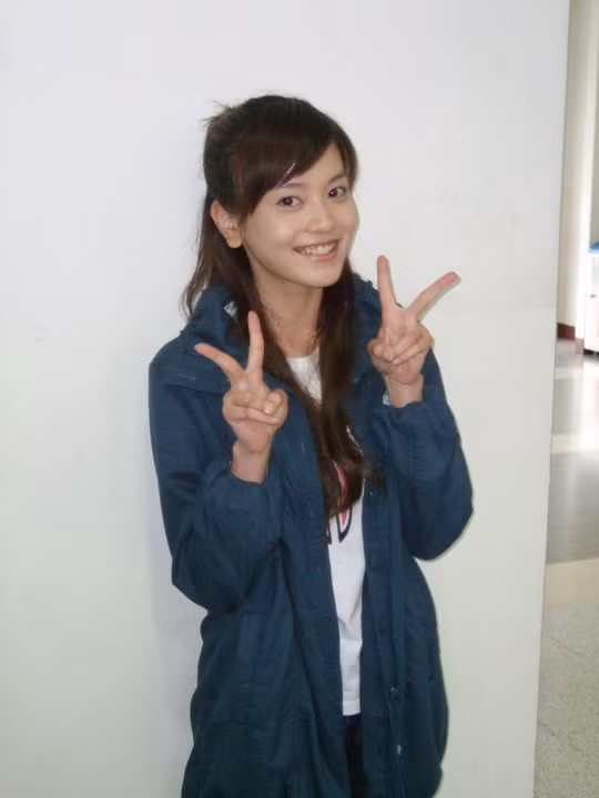 Khác hẳn với hình tượng của Từ Hy Viên, Dụ Hồng Uyển luôn tươi tắn, vui vẻ và dễ gần.