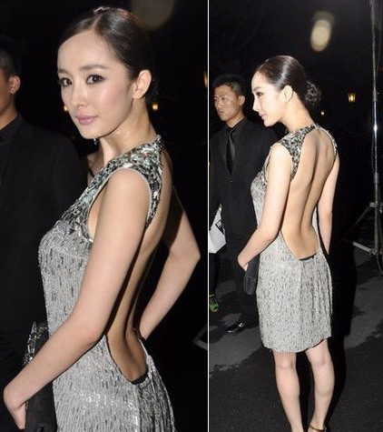 Dù diện trang phục hở toàn lưng nhưng vẫn rất an toàn mà không hề sợ bị chỉ trích, cho nên cô nàng Dương Mịch cũng "xúng xính" theo chị theo em "khoe" lưng.