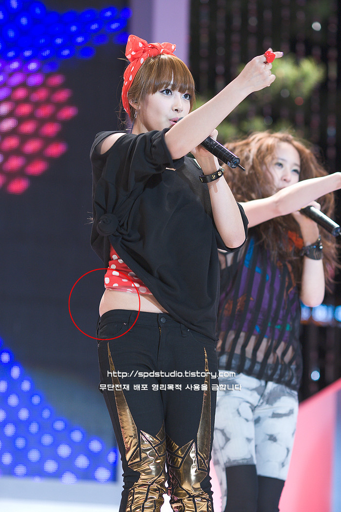 Victoria f(x) cũng một thời mũm mĩm với vòng hai béo lên bất thường. Ảnh: spdstudio Victoria f(x) cũng một thời mũm mĩm với vòng hai béo lên bất thường. Ảnh: spdstudio