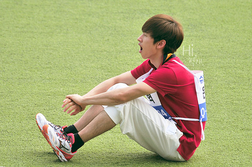 Eun Hyuk ngồi ngáp rất phong cách.