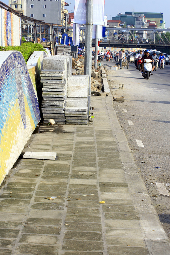 Vỉa hè không mắc "bệnh" nhưng vẫn được "chữa" đến nơi đến chốn Vỉa hè không mắc "bệnh" nhưng vẫn được "chữa" đến nơi đến chốn