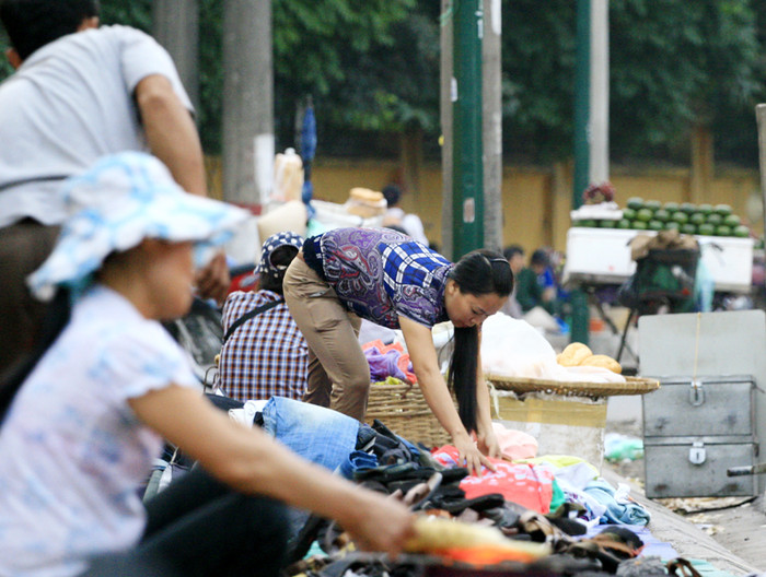 Sát Bệnh viện 108, vỉa hè đã bị chiếm dụng không còn cả chỗ cho người đi bộ Sát Bệnh viện 108, vỉa hè đã bị chiếm dụng không còn cả chỗ cho người đi bộ