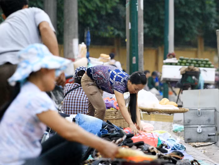 Sát Bệnh viện 108, vỉa hè đã bị chiếm dụng không còn cả chỗ cho người đi bộ