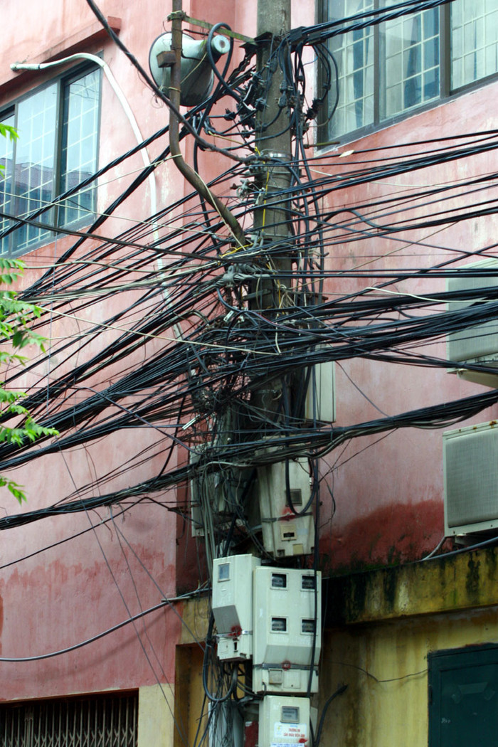 Đến bao giờ những bó cáp nhằng nhịt thế này mới biến mất ở Hà Nội?