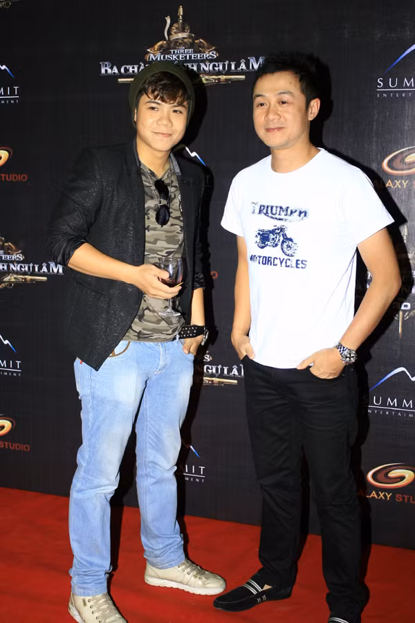 MC Anh Tuấn mặc dù khá bận rộn nhưng anh vẫn thu xếp thời gian đến tham dự lễ ra mắt bộ phim bom tấn "Ba chàng lính ngự lâm" vì anh rất hứng thú với bộ phim này. Anh trò chuyện rất rôm rả với Đinh Mạnh Ninh.