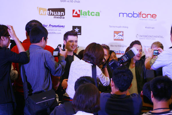 Chỉ có 2 phút để chụp ảnh cùng ban nhạc, trong số các nhà báo có rất nhiều fan của Westlife tranh thủ lên chụp cùng thần tượng Chỉ có 2 phút để chụp ảnh cùng ban nhạc, trong số các nhà báo có rất nhiều fan của Westlife tranh thủ lên chụp cùng thần tượng