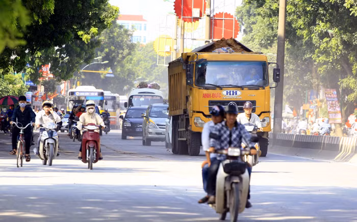 Những chiếc xe tải vẫn nghênh ngang trên đường giữa giờ cấm xe