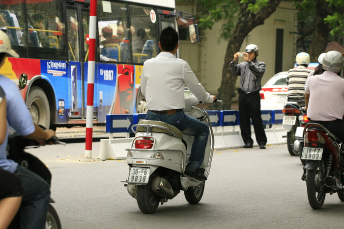 Đẳng cấp của xe ga là phải không đội mũ bảo hiểm Đẳng cấp của xe ga là phải không đội mũ bảo hiểm