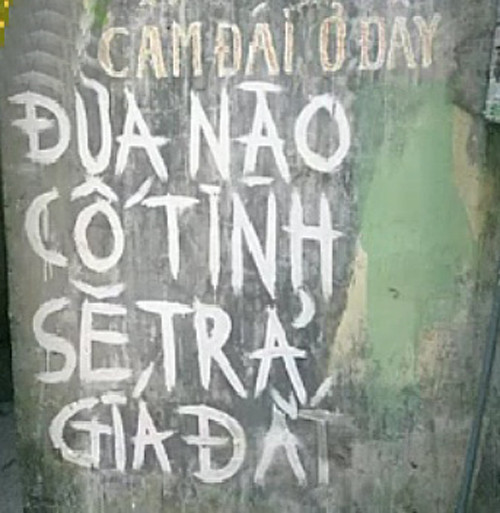 Những kẻ chuyên phóng uế bừa bãi chắc hẳn phải "kinh hồn" trước những dòng chữ này Những kẻ chuyên phóng uế bừa bãi chắc hẳn phải "kinh hồn" trước những dòng chữ này