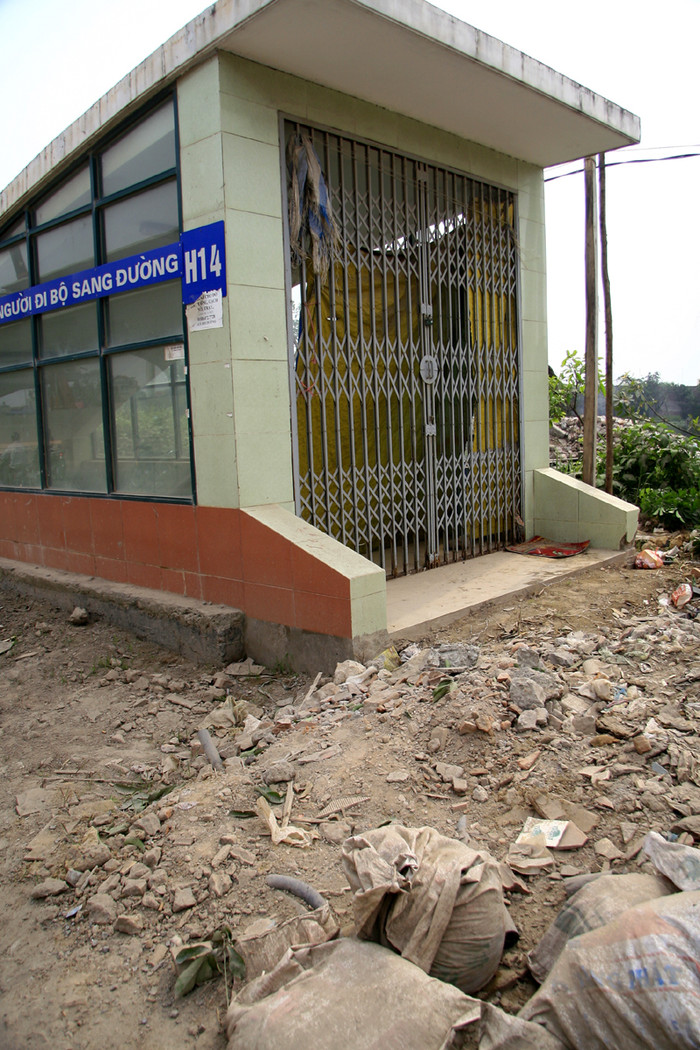 Hầm đi bộ nằm bơ vơ một mình giữa đống rác thải và đất đá