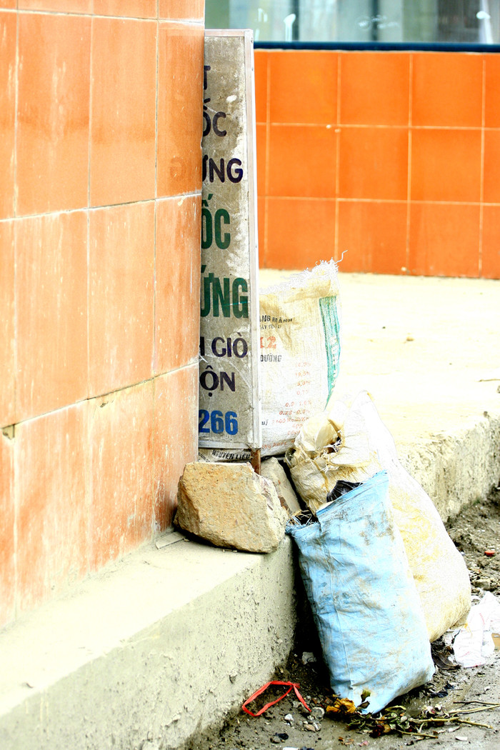 Hoặc được các tiểu thương tận dụng cất đồ và đổ rác