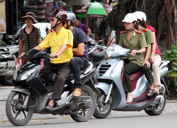 Không chỉ đi xe không gương, các nữ chiến sĩ này còn kẹp ba nhởn nhơ - Ảnh: Vne