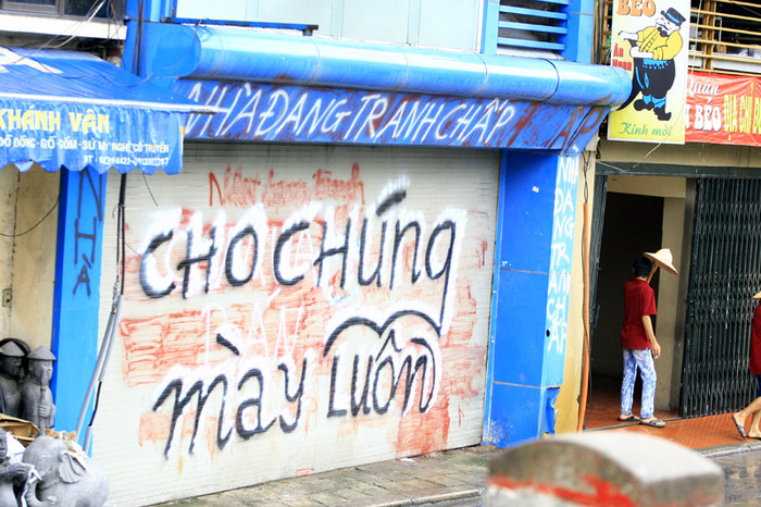 Ngôi nhà trên đường Âu Cơ chình ình những dòng chữ này khiến người đi trên đường không khỏi "choáng" Ngôi nhà trên đường Âu Cơ chình ình những dòng chữ này khiến người đi trên đường không khỏi "choáng"