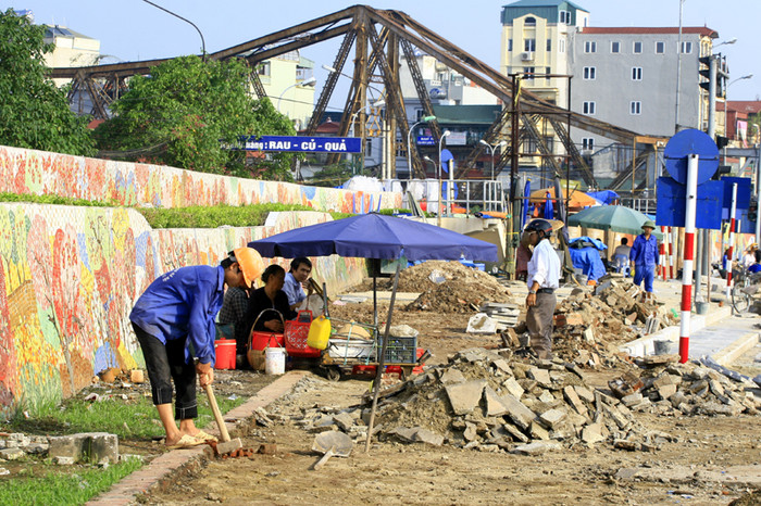 Trước quang cảnh đào xới tơi bời ở con đường gốm sứ, nhiều người chắc chắn sẽ đặt dấu hỏi về chất lượng của công trình khi chỉ cách Đại Lễ 1000 năm Thăng Long chỉ hơn một năm lẻ. Trước quang cảnh đào xới tơi bời ở con đường gốm sứ, nhiều người chắc chắn sẽ đặt dấu hỏi về chất lượng của công trình khi chỉ cách Đại Lễ 1000 năm Thăng Long chỉ hơn một năm lẻ.