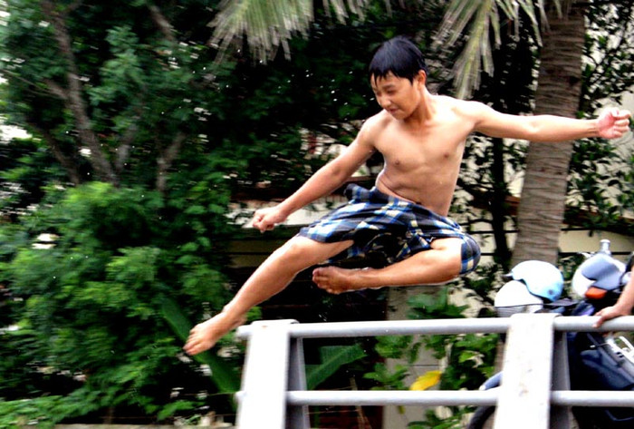 Theo quan sát của PV, hầu hết các em tụ tập thành nhóm rồi trèo lên thành cầu nhảy xuống từ độ cao khoảng 7 – 8 mét.