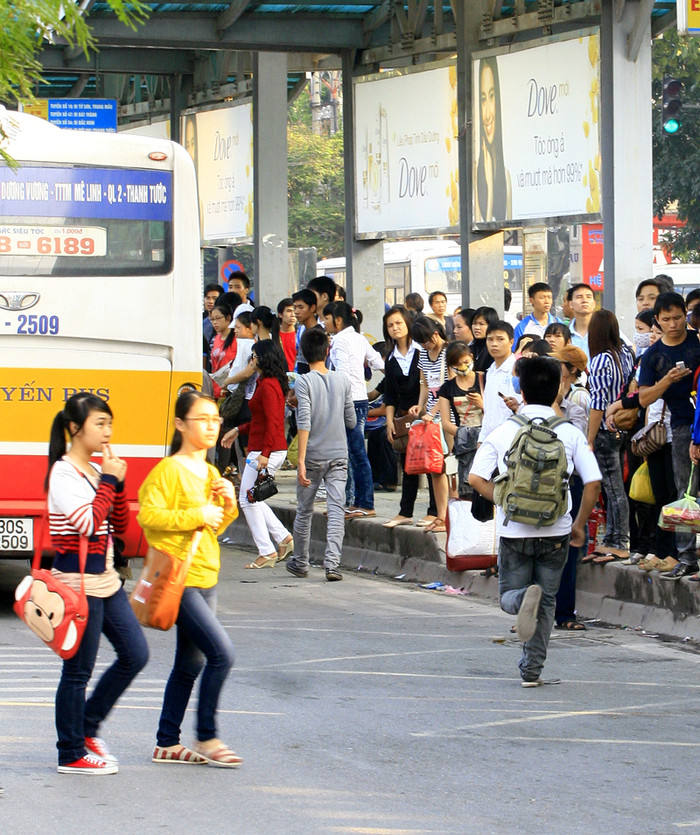 Nhiều khi xe bus không đỗ đúng chỗ thì hành khách phải... chạy đuổi theo xe để lên kịp Nhiều khi xe bus không đỗ đúng chỗ thì hành khách phải... chạy đuổi theo xe để lên kịp