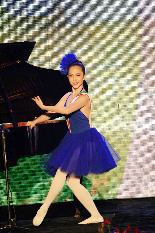 Những động tác múa uyển chuyển và điêu luyện của "nàng chim công" của làng múa Việt Nam