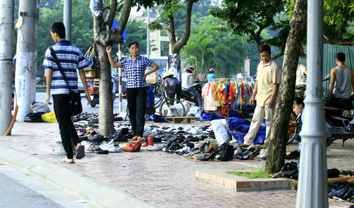 Vìa hè sạch sẽ không còn là chỗ cho người đi bộ Vìa hè sạch sẽ không còn là chỗ cho người đi bộ