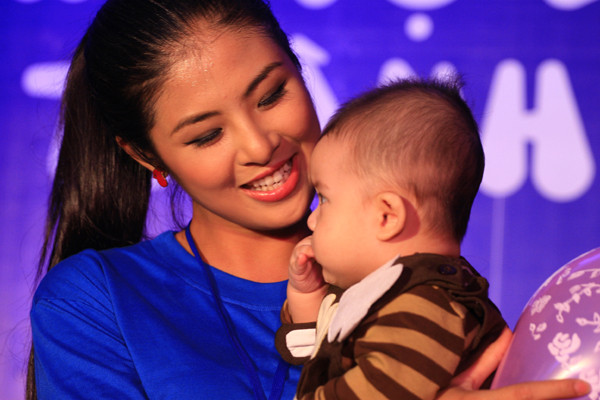 Hoa hậu Ngọc Hân rất yêu trẻ con nên cô sẵn sàng chụp bao nhiêu ảnh cùng các bé cũng được.