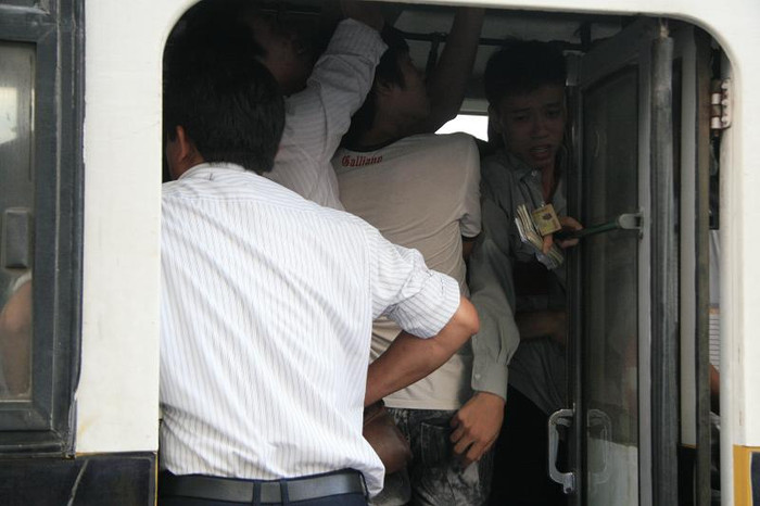 Tuy nhiên, khách quá đông khiến phụ xe cũng bị "kẹp" tơi bời Tuy nhiên, khách quá đông khiến phụ xe cũng bị "kẹp" tơi bời