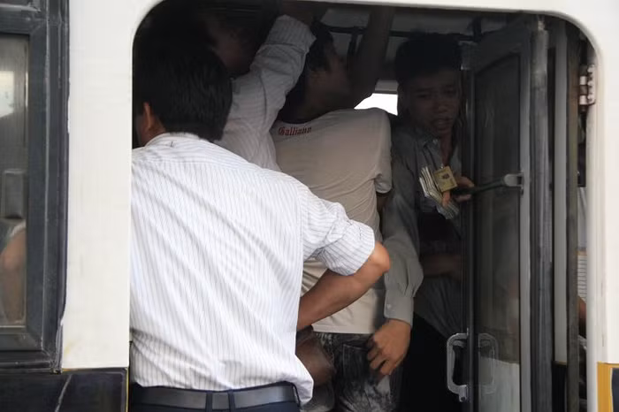 Tuy nhiên, khách quá đông khiến phụ xe cũng bị "kẹp" tơi bời