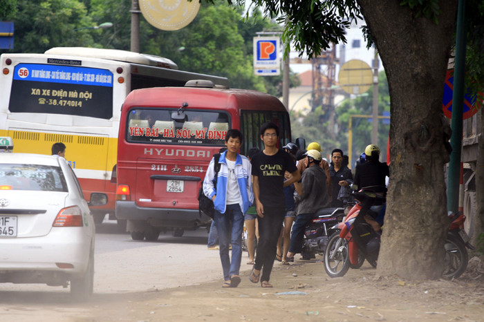 Giao thông hỗn loạn, người đi bộ, xe máy, ô tô, xe khách chen vào nhau, lưu thông trên đường Giao thông hỗn loạn, người đi bộ, xe máy, ô tô, xe khách chen vào nhau, lưu thông trên đường