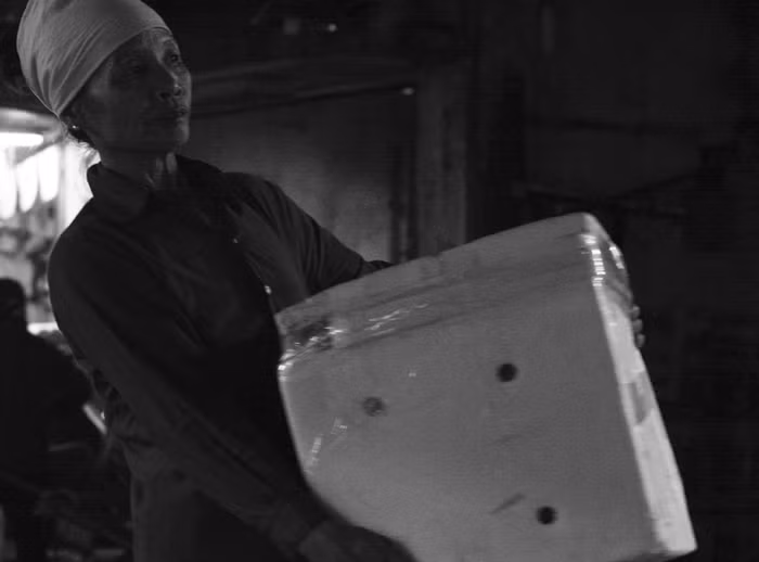 Đa số cửu vạn nữ tại khu chợ này đều là người các tỉnh ven Hà nội, có những nhóm cùng một làng dắt díu nhau thuê nhà ở luôn trên Hà Nội để đêm đến đi làm cửu vạn kiếm tiền.