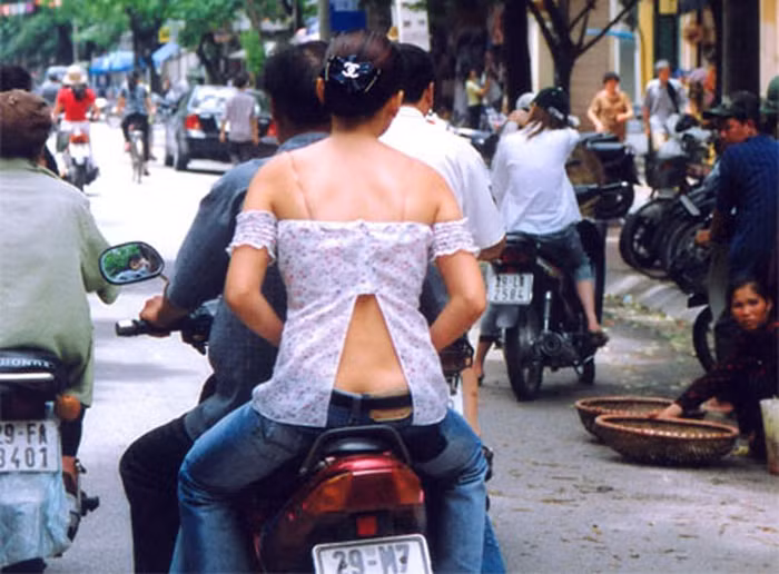 Không hiểu ai là người thiết kế ra bộ trang phục... đáng sợ này?