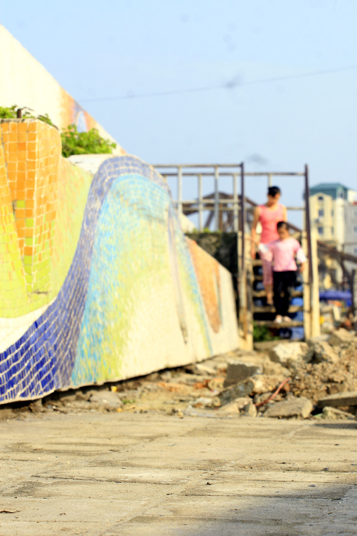 Những người đi lại thường xuyên trên con đường gốm sứ này hết sức ngạc nhiên khi vỉa hè được xới tung dù chẳng thấy hỏng hóc gì Những người đi lại thường xuyên trên con đường gốm sứ này hết sức ngạc nhiên khi vỉa hè được xới tung dù chẳng thấy hỏng hóc gì