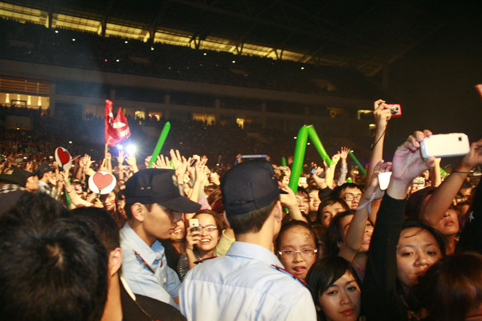 Càng sát giờ diễn, lượng fan càng đông nghịt