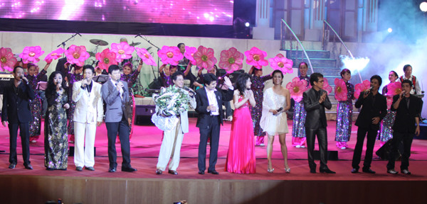 Chế Linh bên các nghệ sĩ cùng tham gia liveshow của ông