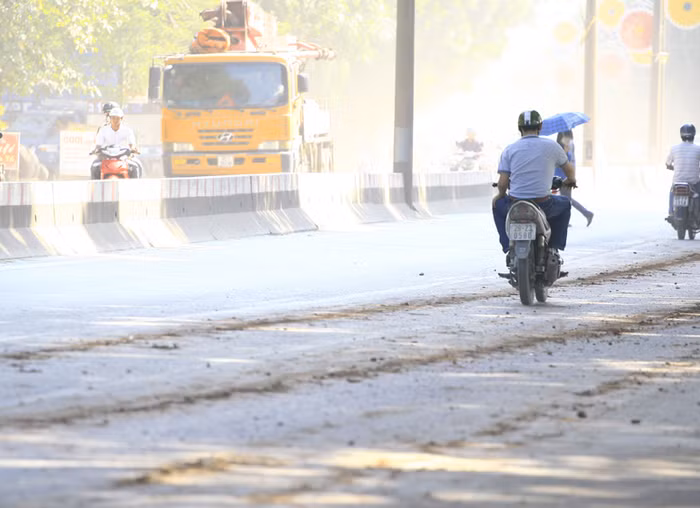 Bụi mù cả ngày trên đường Phạm Văn Đồng không còn là chuyện lạ với những người dân ở đây