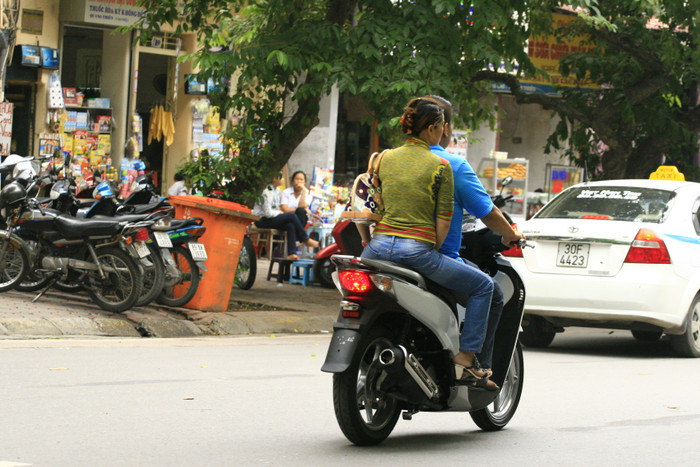 Đường ta, ta cứ đ, cần gì mũ cần gì biển số ! Đường ta, ta cứ đ, cần gì mũ cần gì biển số !