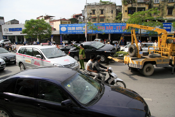 Đoạn đường qua cầu Chương Dương sang Gia Lâm ách tắc kéo dài vì chiếc xe điên Đoạn đường qua cầu Chương Dương sang Gia Lâm ách tắc kéo dài vì chiếc xe điên