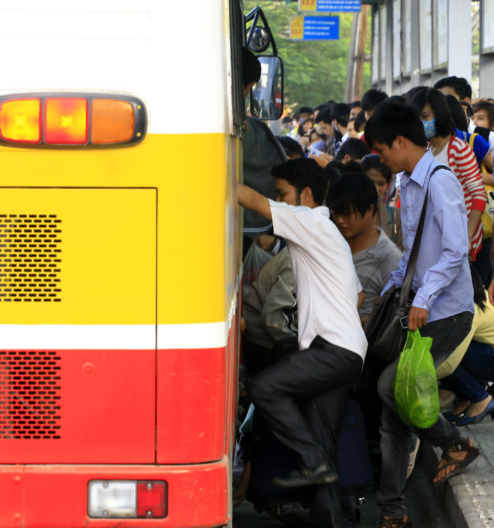 Bon chen từng chỗ để lên xe bus Bon chen từng chỗ để lên xe bus